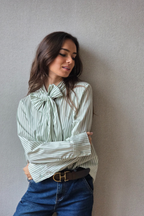 Camisa de rayas con lazo verde bonito