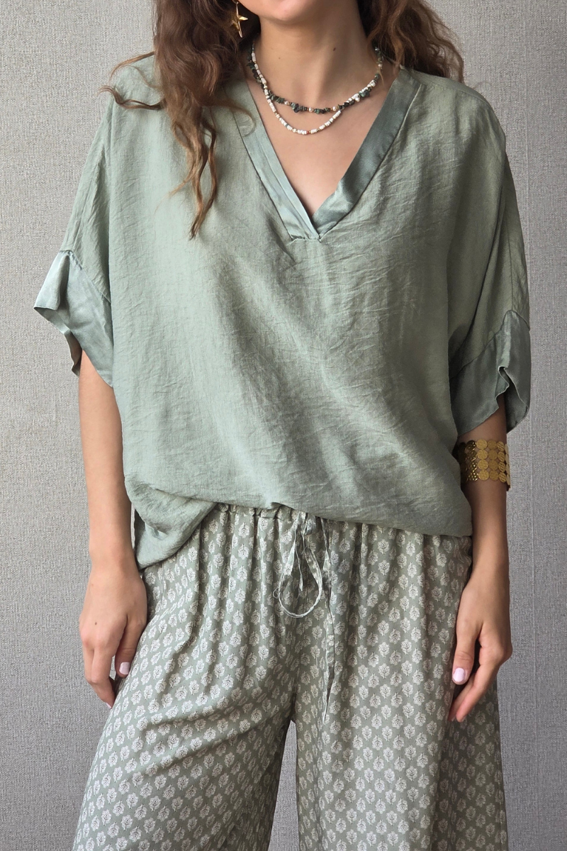 Blusa over manga corta con detalle satinado salvia