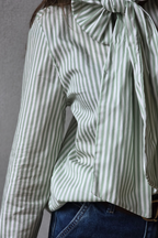 Camisa de rayas con lazo verde bonito