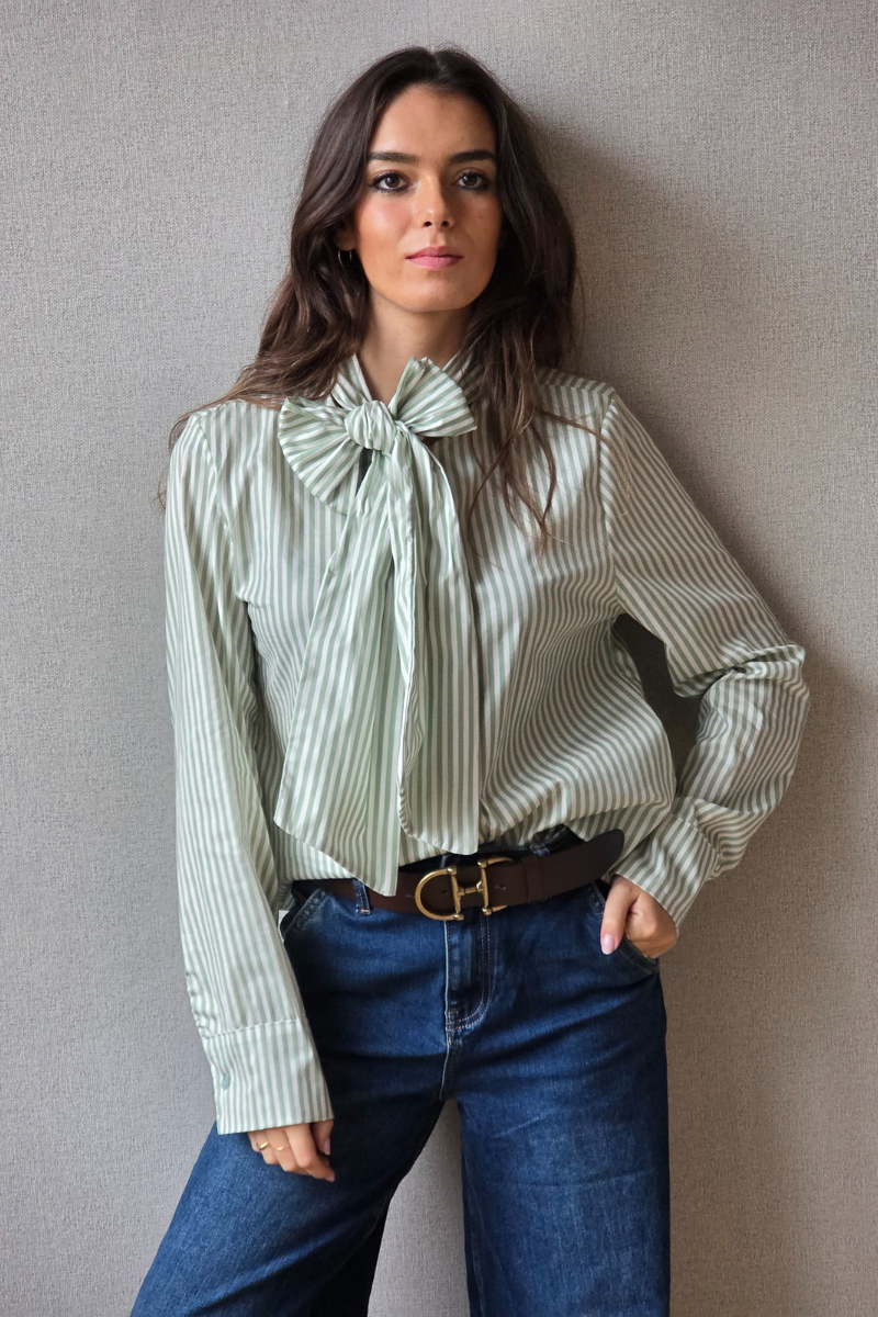 Camisa de rayas con lazo verde bonito