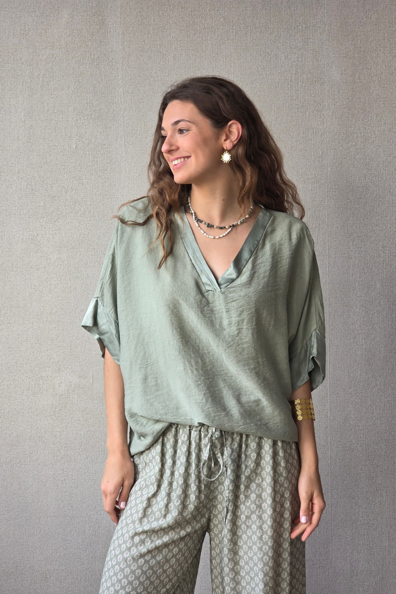 Blusa over manga corta con detalle satinado salvia