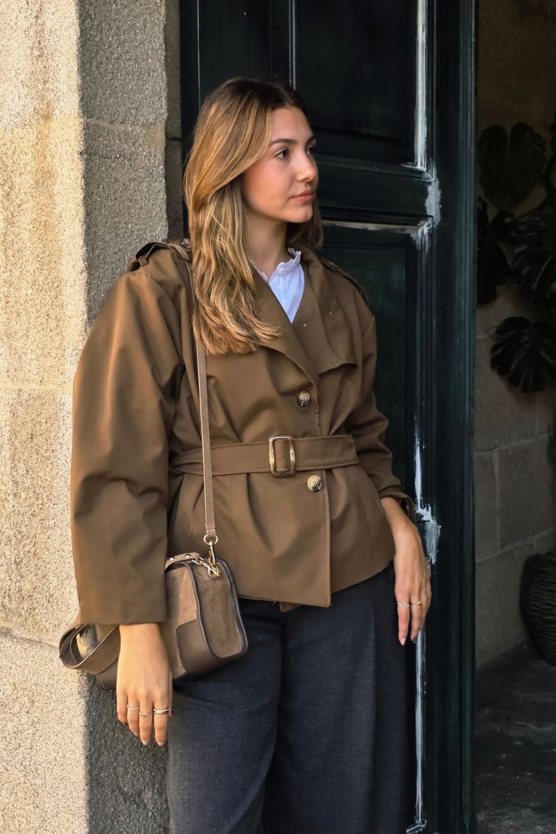 Chaqueta tipo gabardina corta camel