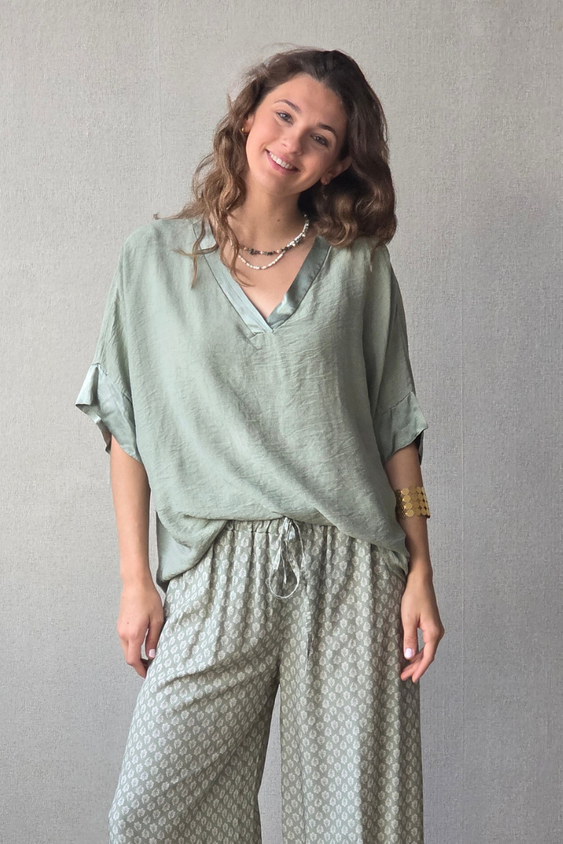 Blusa over manga corta con detalle satinado salvia