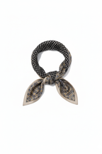 PAÑUELO ESTAMPADO FLORES NEGRO