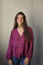 Blusa fluida cuello pico berenjena