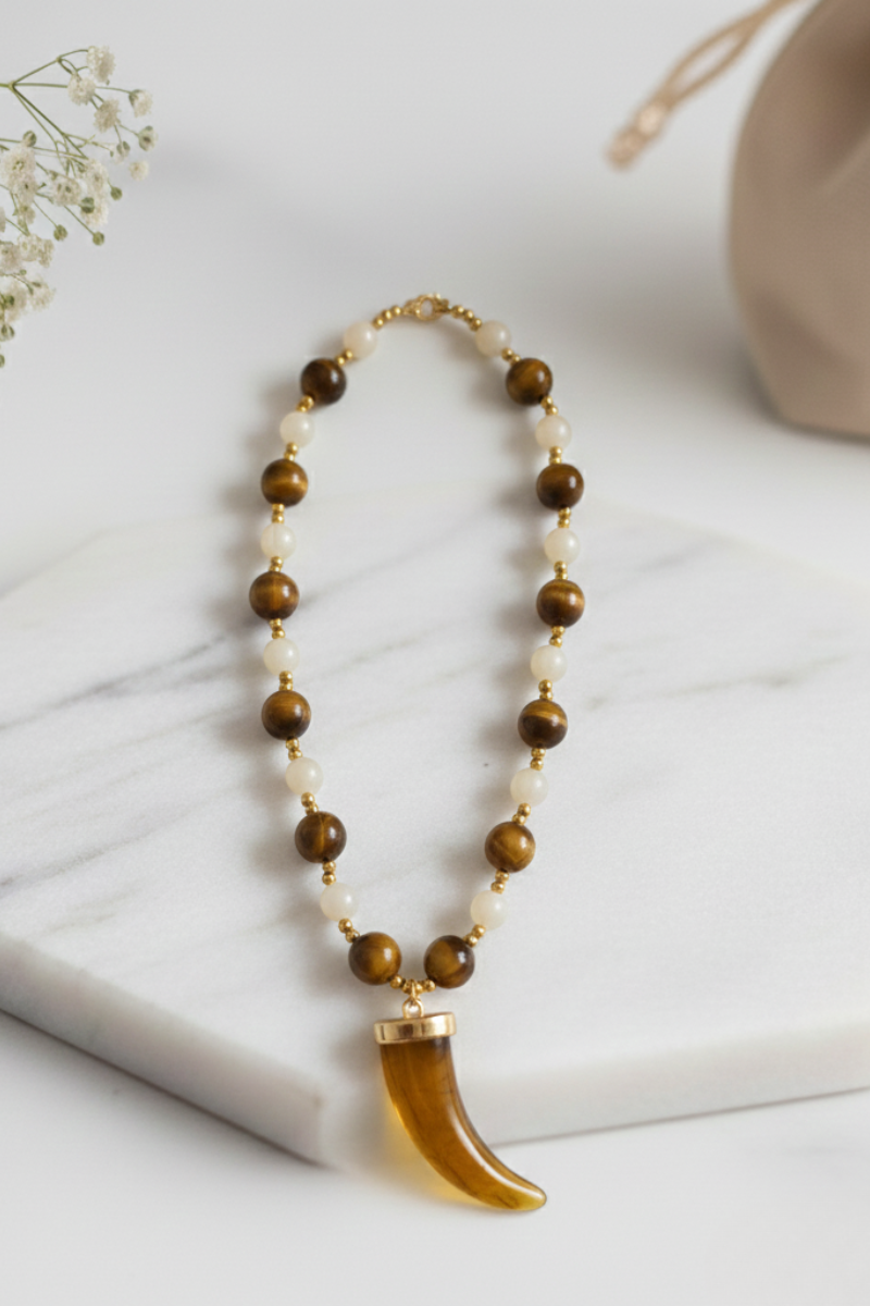 Collar de acero y cuerno en piedras marrón y crudo