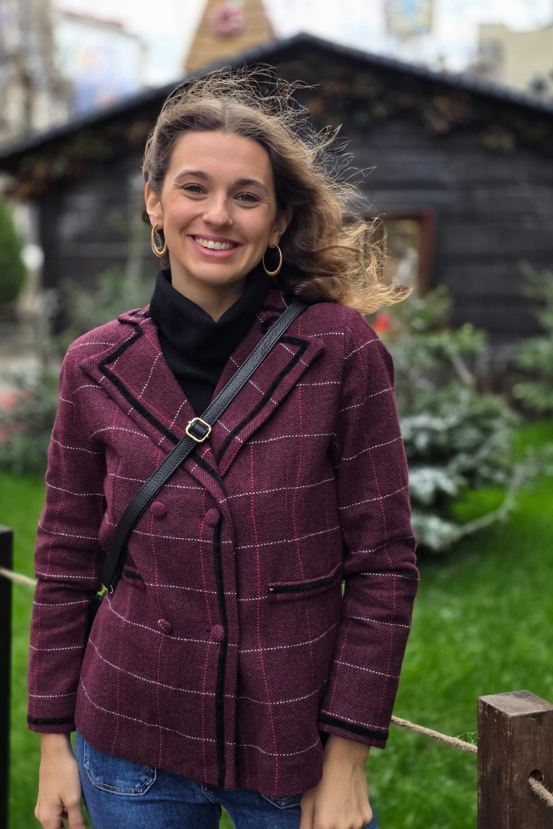 Americana de espiguilla granate