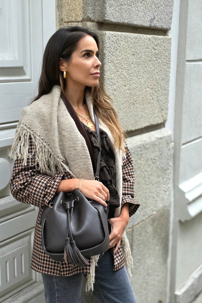 Chal de punto con flecos topo