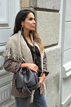 Chal de punto con flecos topo