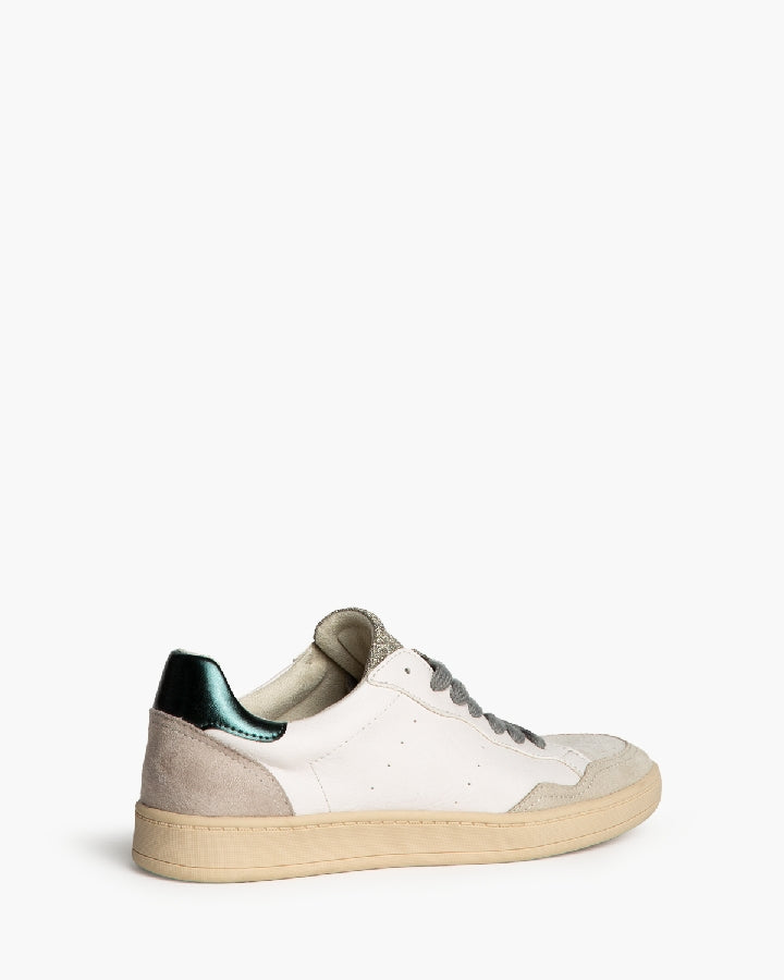 Sneakers blancas con detalles de verde