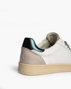 Sneakers blancas con detalles de verde