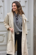 Chaqueta cortavientos beige - Vista lateral mostrando corte y diseño