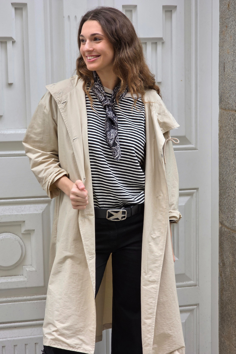 Chaqueta cortavientos beige - Vista lateral mostrando corte y diseño