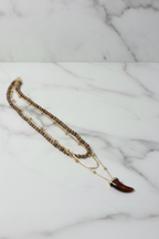  Collar triple de cuerno marrón con cadenas doradas y cuentas esféricas, estilo bohemio