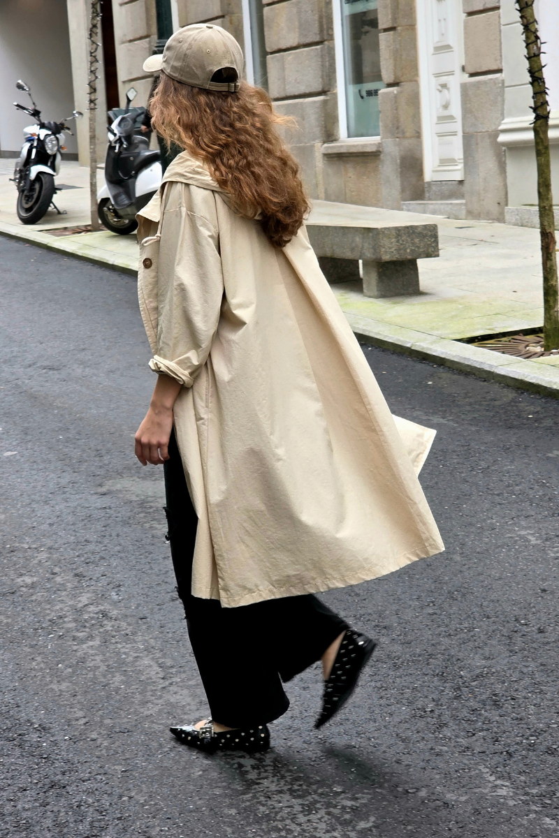 Detalle de tejido cortavientos y acabados de la chaqueta beige