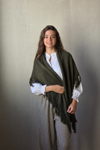 Chal de punto con flecos verde militar
