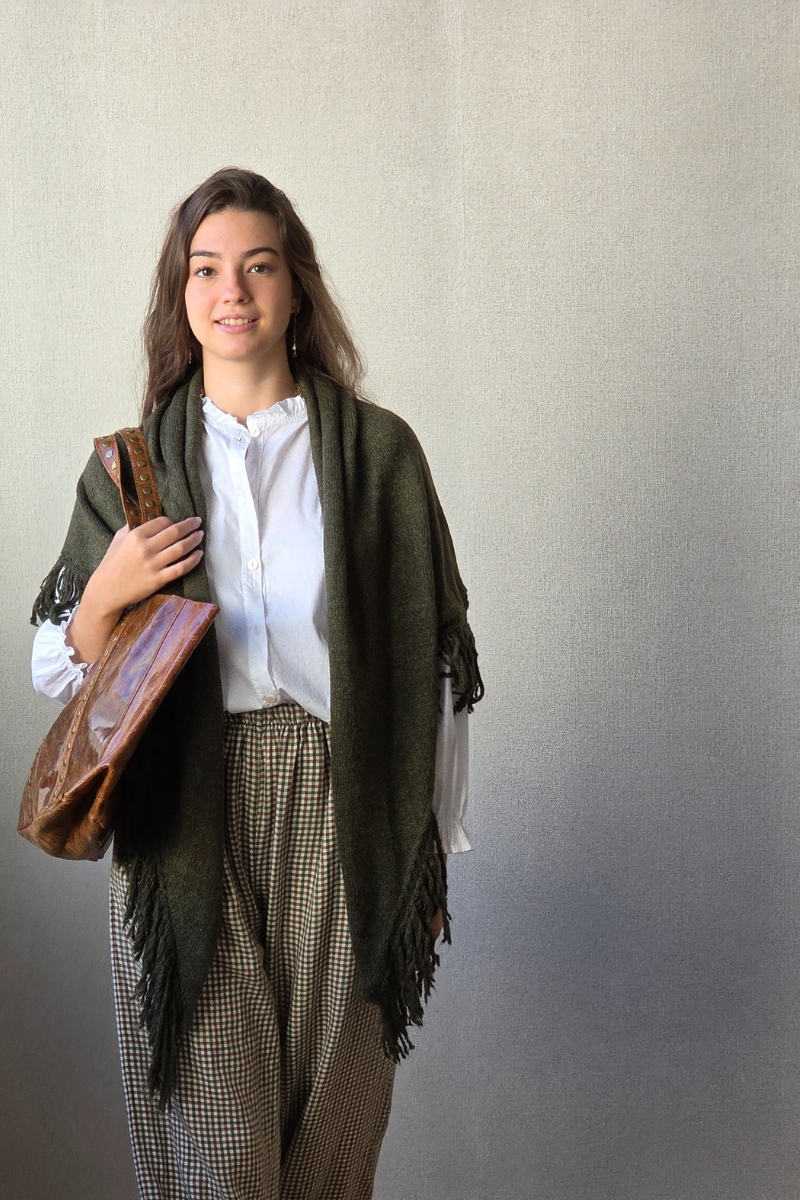 Chal de punto con flecos verde militar