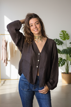 Blusa fluida cuello pico marrón chocolate