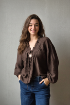 Blusa cuello pico tela arrugada chocolate