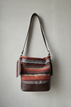 Bolso con tela ikat marrón