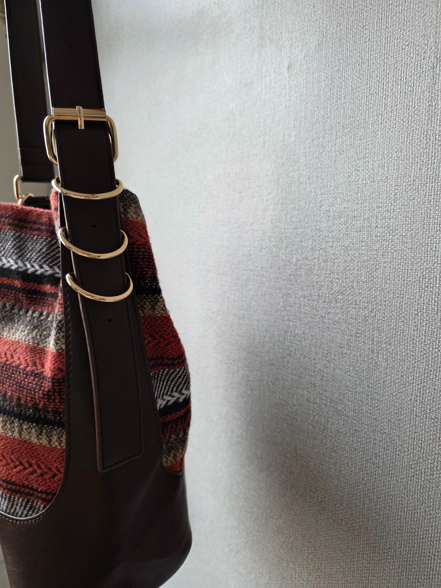 Bolso con tela ikat marrón