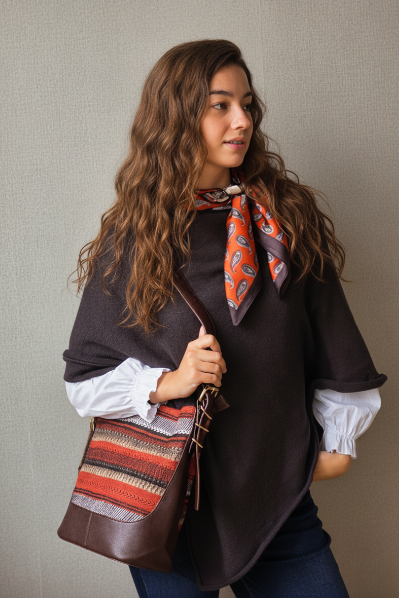 Bolso marrón con tela étnica