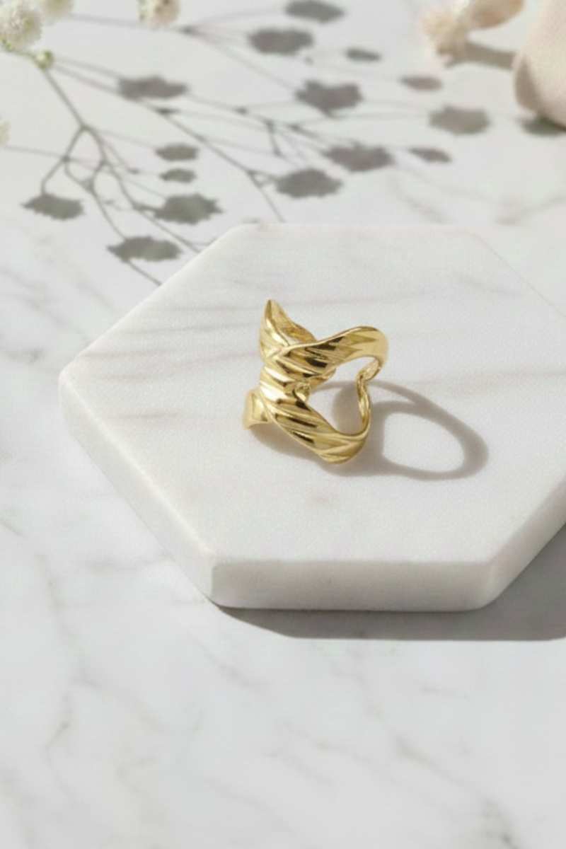 Anillo dorado de acero ajustable abierto por los lados