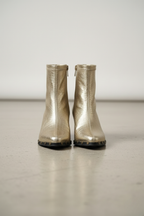 Botines dorados de tacón con tachas en la suela