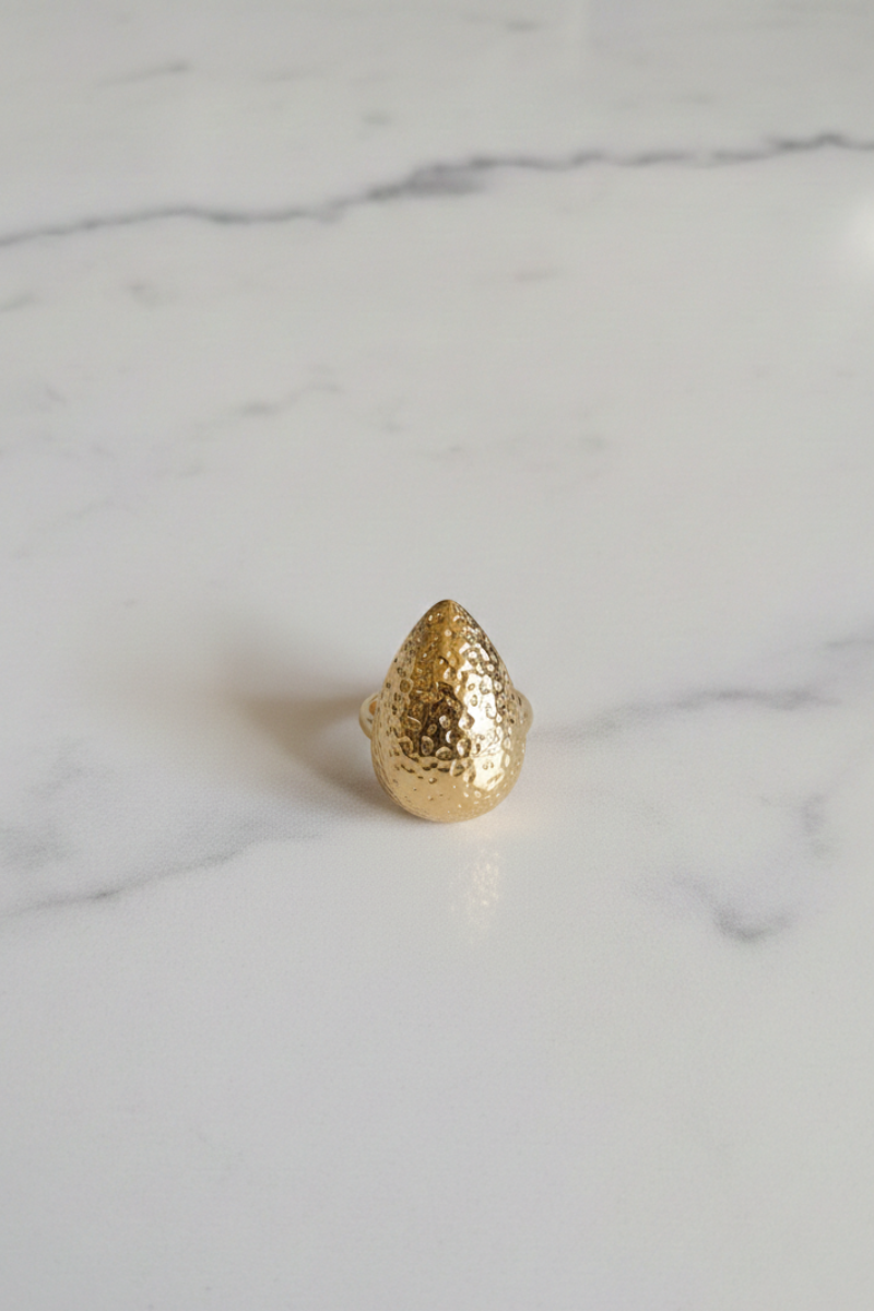 Anillo ajustable con forma y labrado de acero dorado