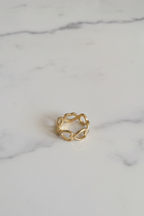 Anillo dorado de acero corazones