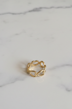 Anillo dorado de acero corazones