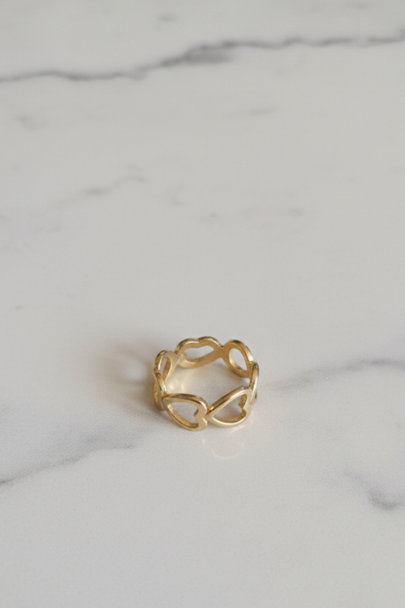 Anillo dorado de acero corazones