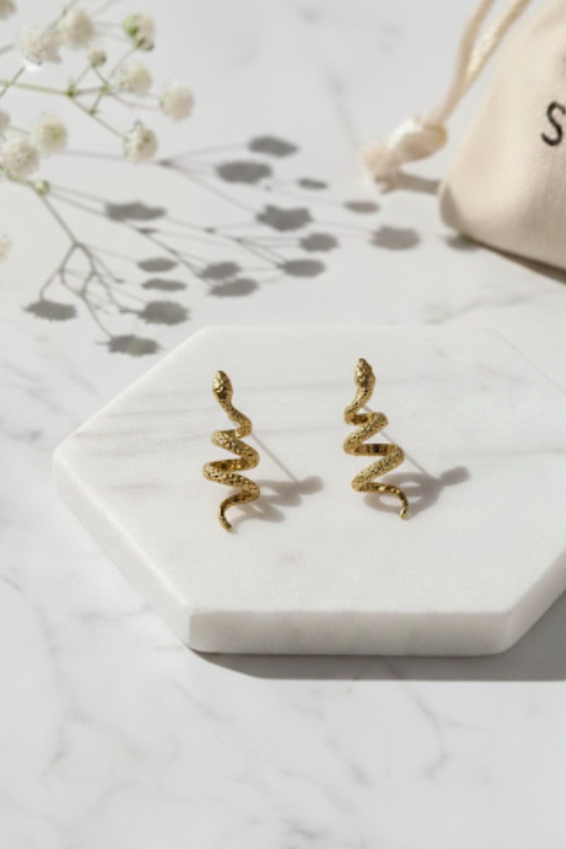 Pendientes serpiente de acero dorado