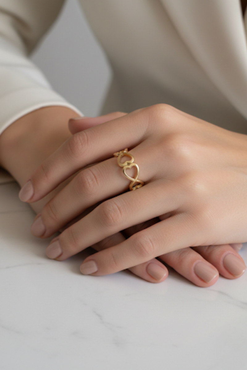 Anillo dorado de acero corazones