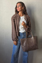Bolso piel shopper tachuelas beige