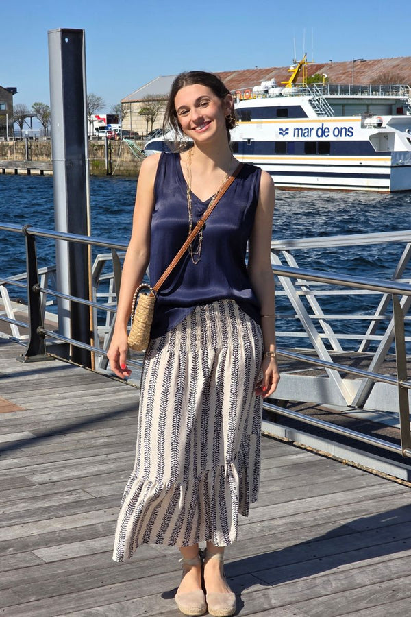 Total look azul marino — falda con goma y camiseta raso