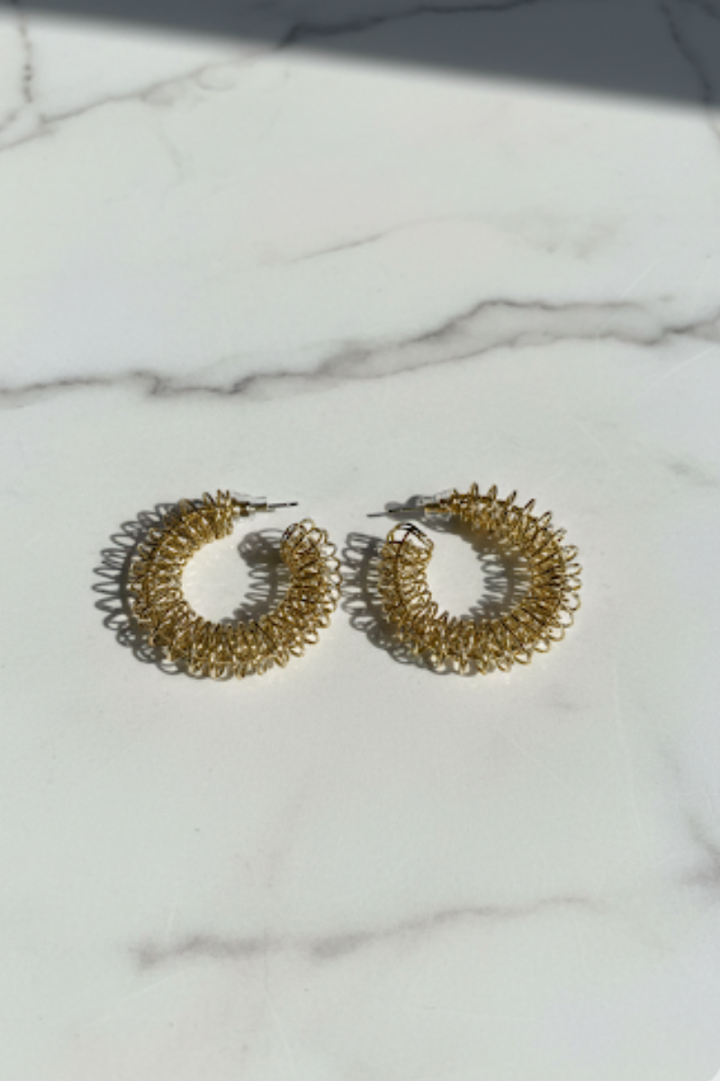 Pendientes tipo aro dorado