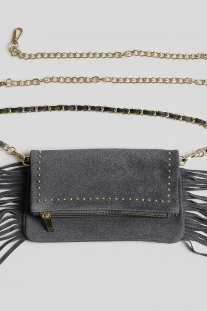 Bolso ante gris solapa tachitas con dos cadenas para combinar