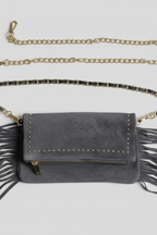 Bolso ante gris solapa tachitas con dos cadenas para combinar