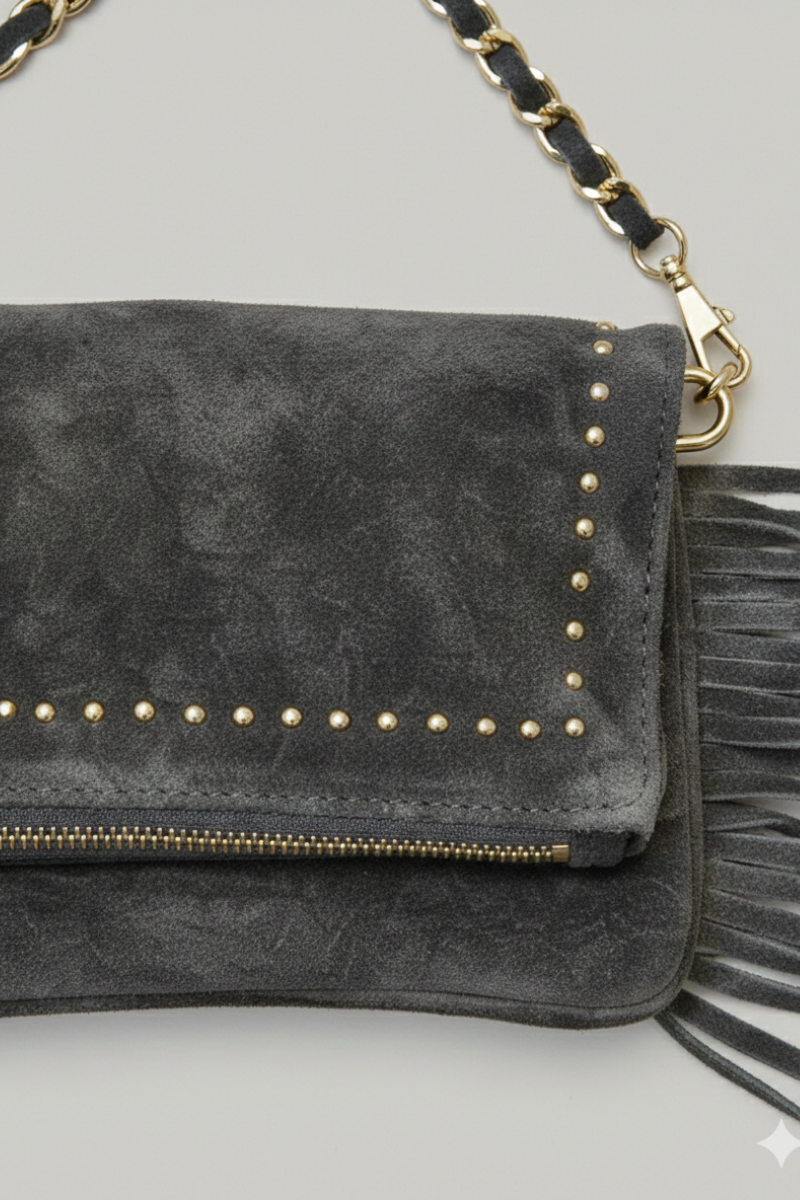 Bolso ante gris solapa tachitas con dos cadenas para combinar