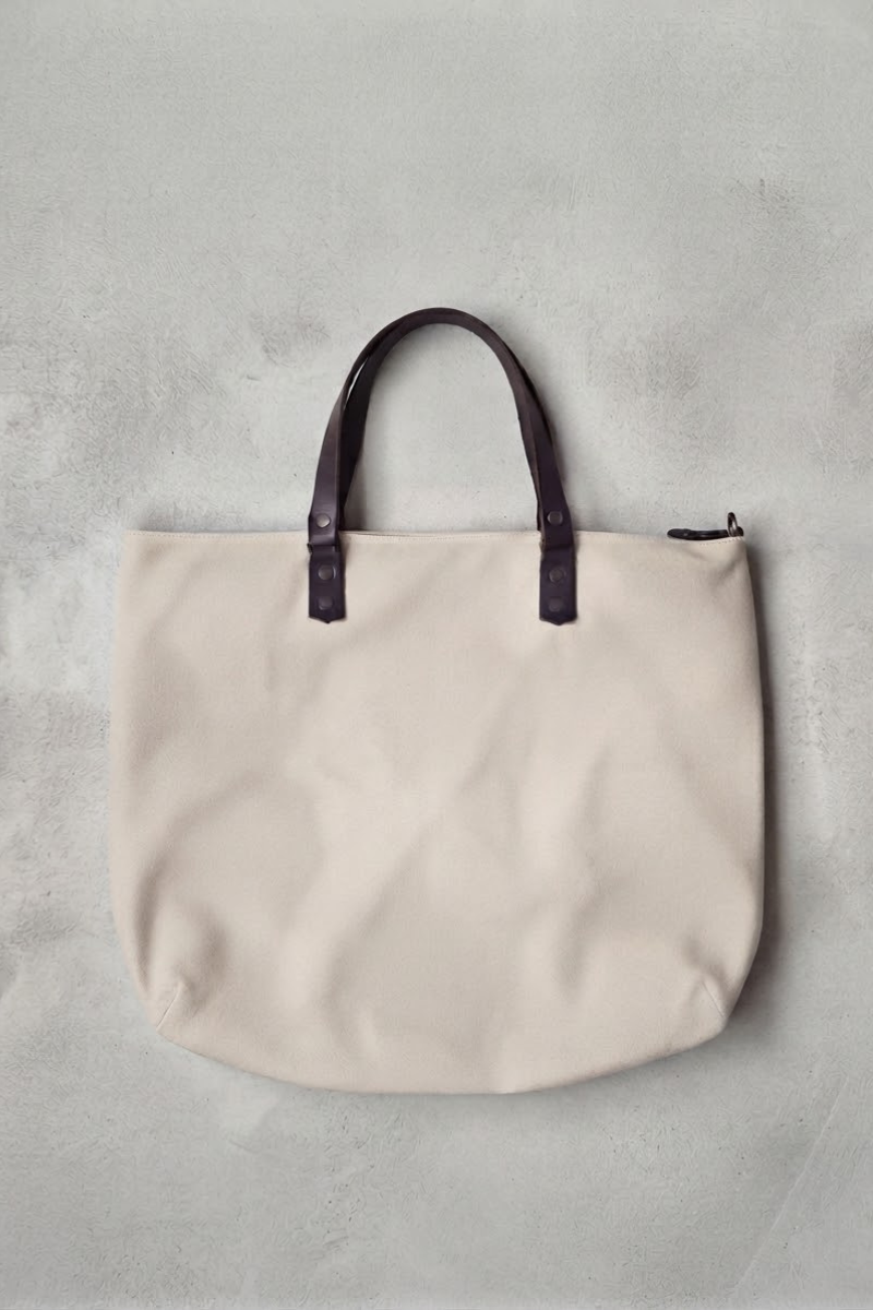 Bolso oversize de loneta con piel beige