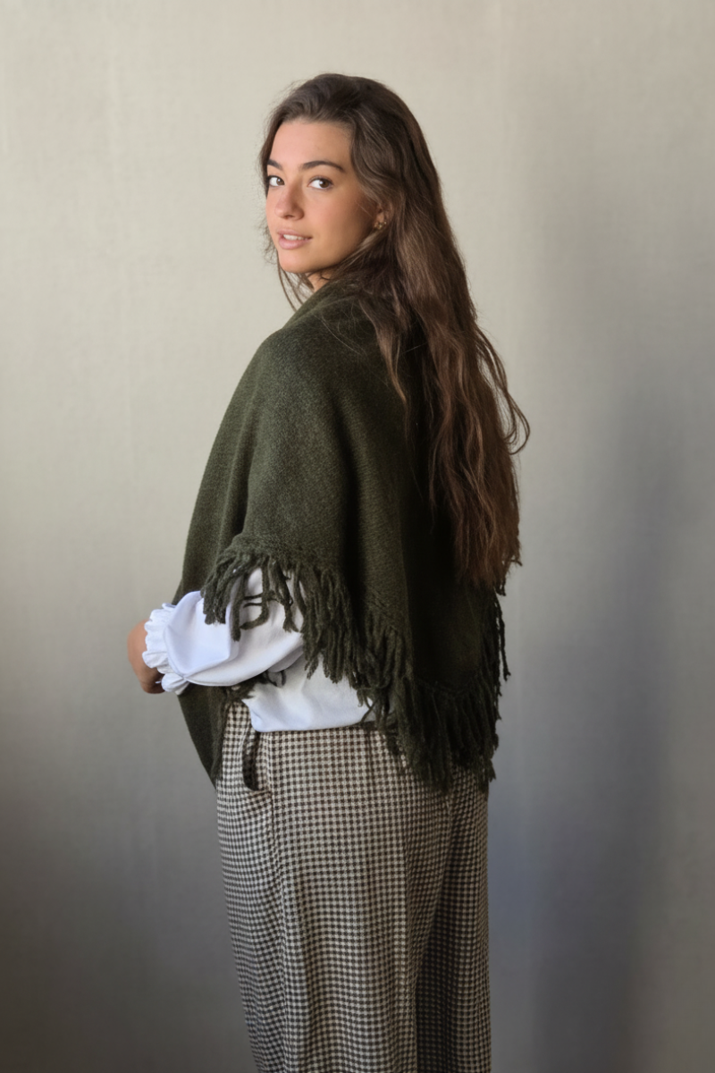 Chal de punto con flecos verde militar