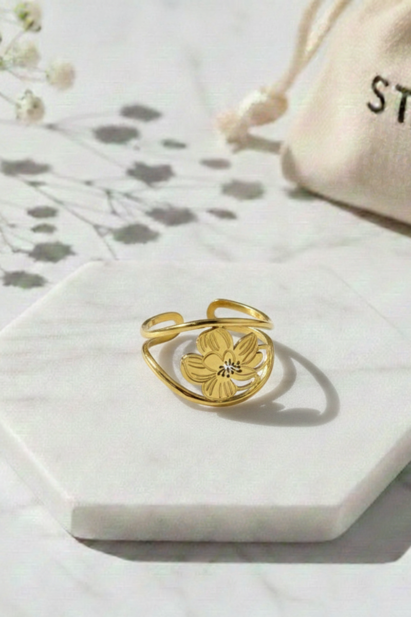 Anillo Dorado con forma de flor  Talla Única - Acero