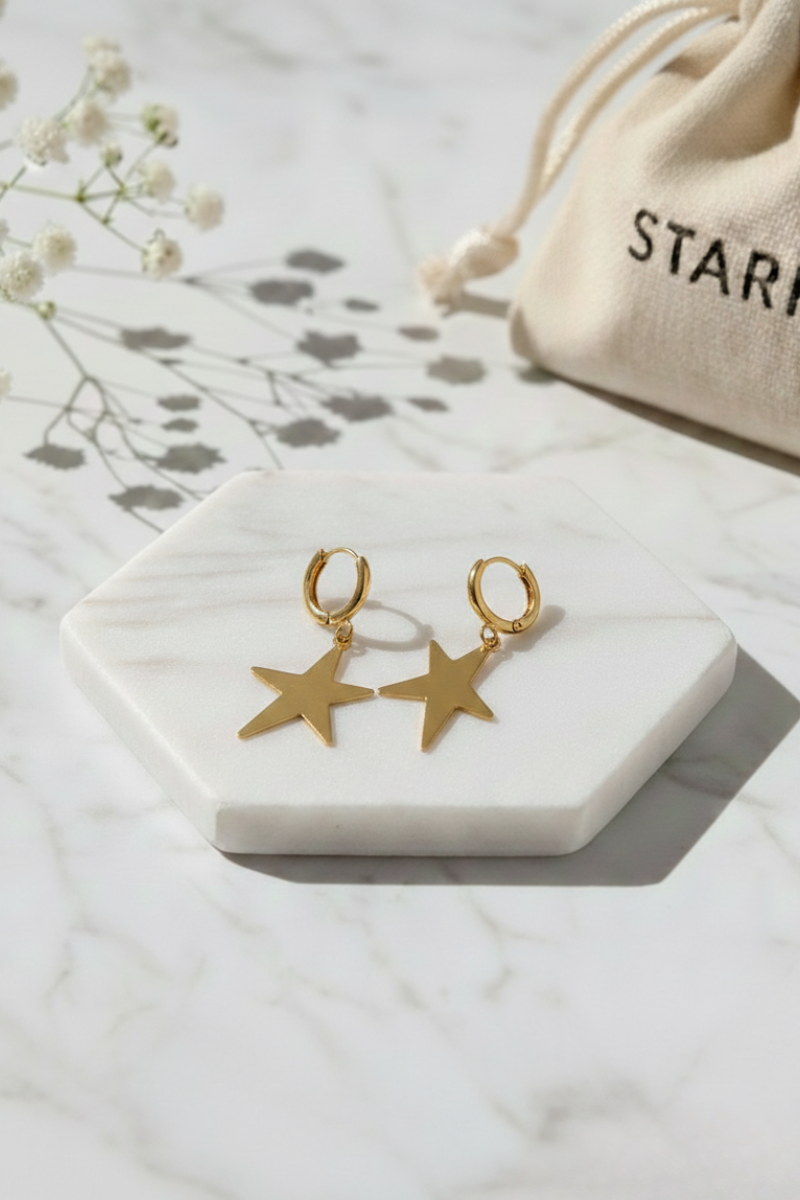 Pendiente de Aro con Estrella Alargada Pequeña