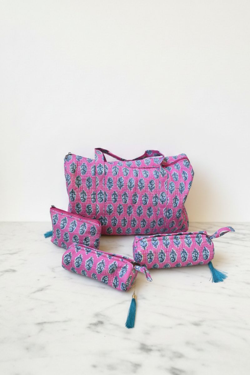 Set de Viaje con Bolsa y 3 Neceseres Estampado Indio Fucsia y Azul