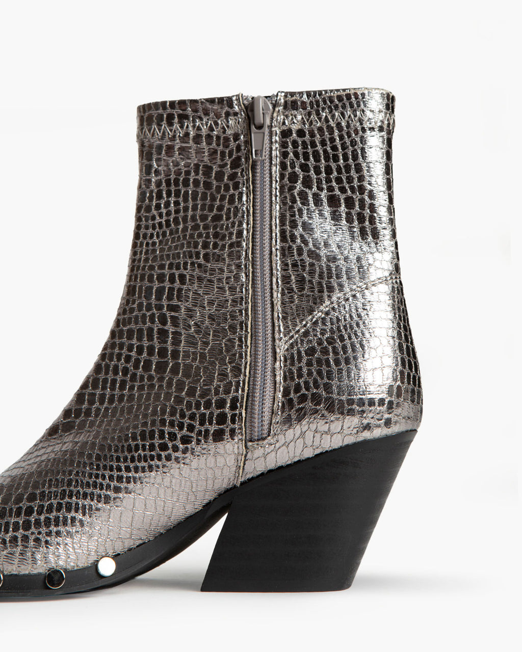 Botines plomo de tacón con tachas en la suela