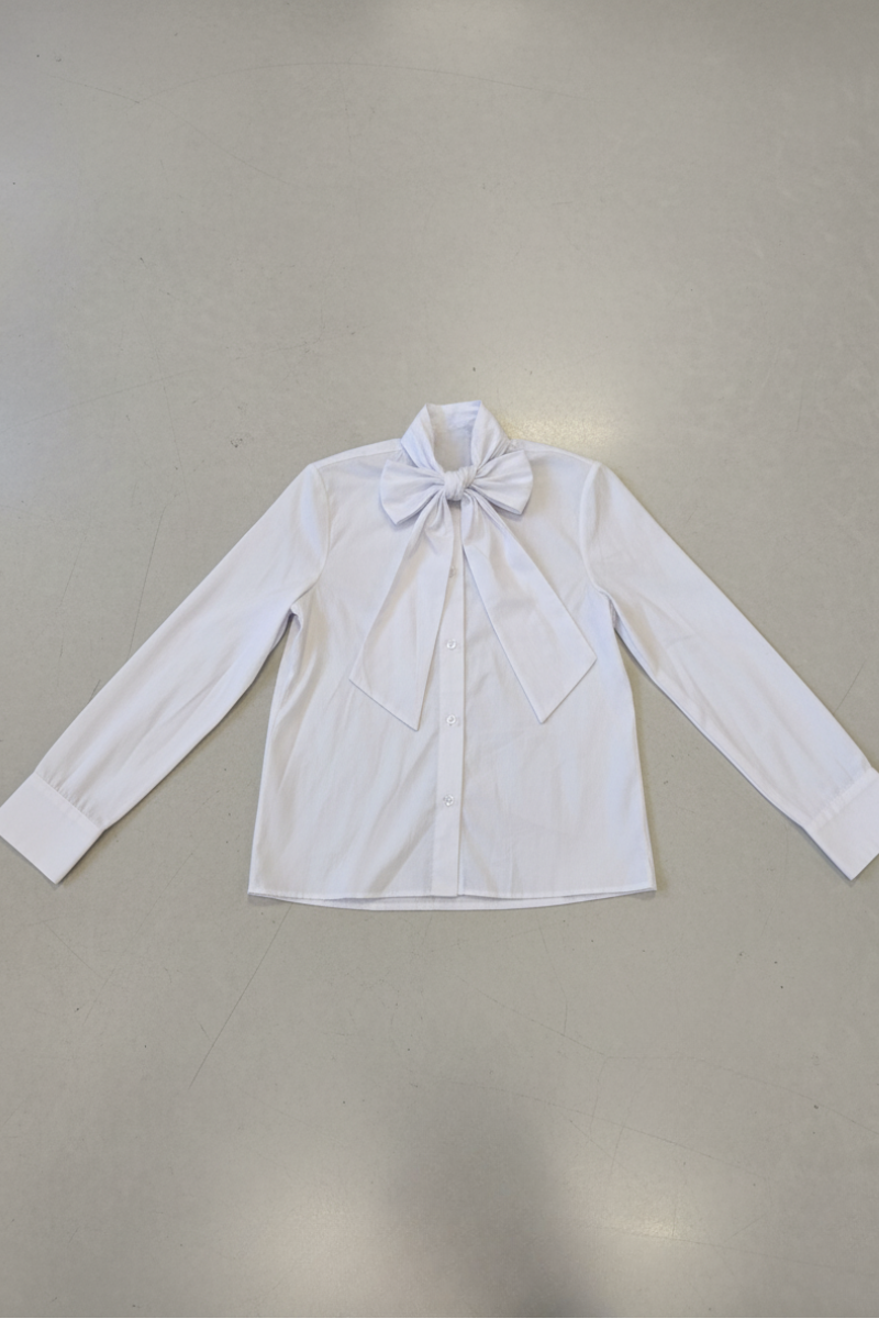 Camisa con lazada blanca