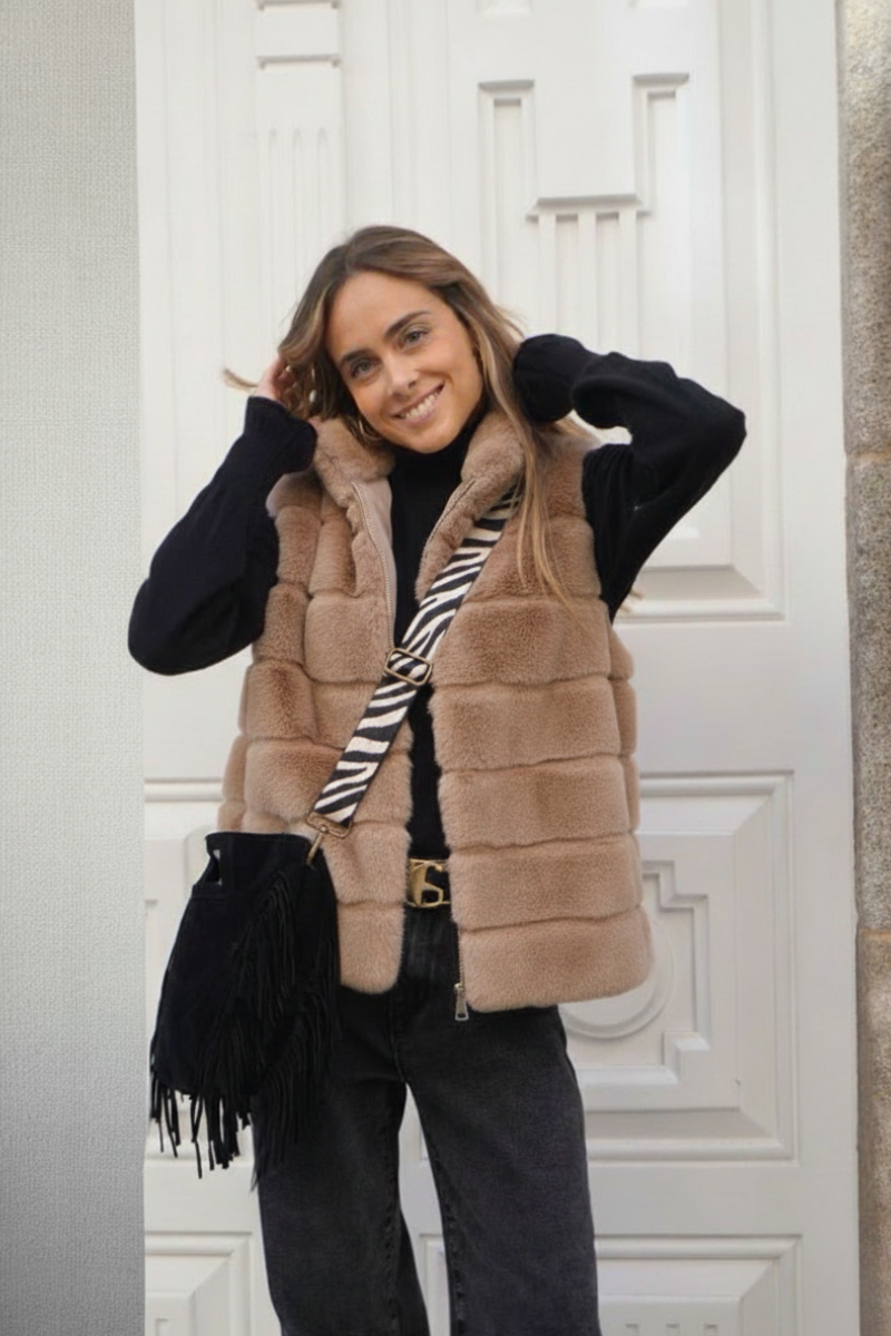 Chaleco de pelo suave color marrón