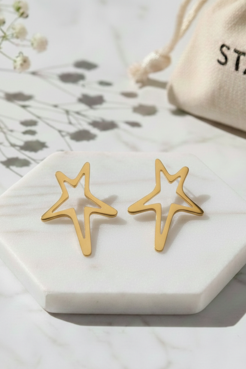 Pendiente de estrella hueca grande pegado a la oreja dorado - Diseño minimalista Bisutería Liberatta