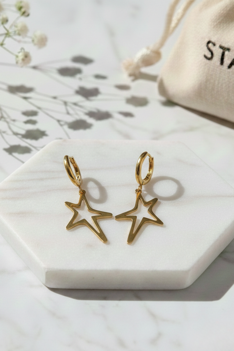 Pendiente de aro dorado con estrella alargada en acero inoxidable - Bisutería hipoalergénica Liberatta